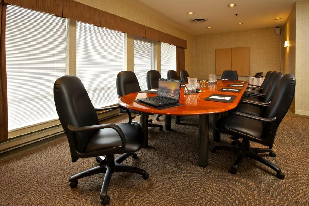 Coast Tsawwassen Hotel 3*